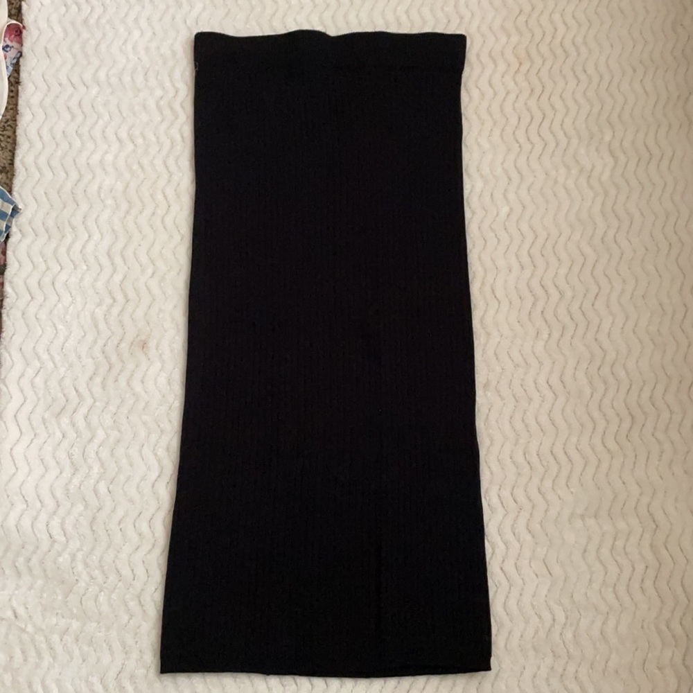 Black pencil skirt in size small, fits medium